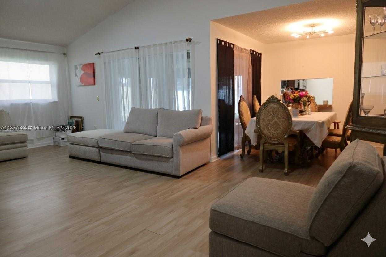 9740 Southwest 13th Street, Pembroke Pines, FL, USA, 33025 - Thumbnail 3