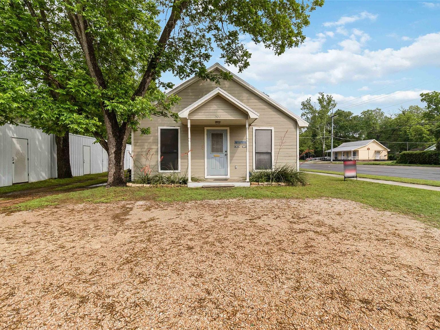 300 Bishop St Smithville, TX 78957 - Thumbnail 2