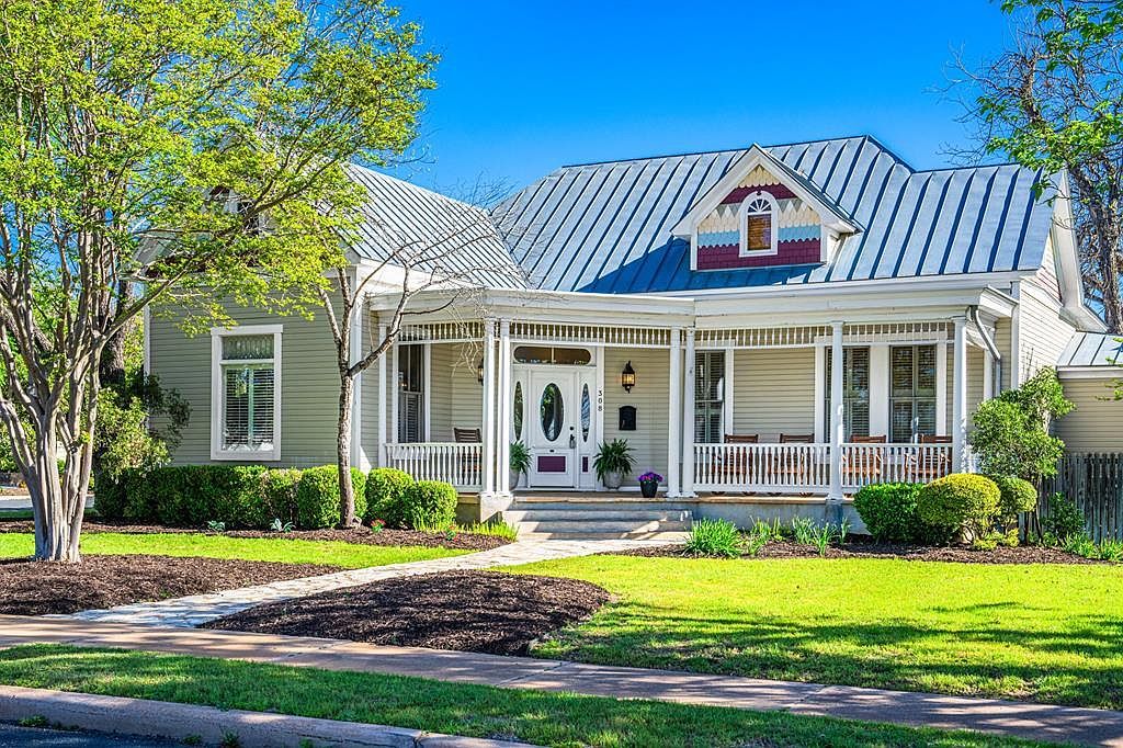 308 E Travis St Fredericksburg, TX 78624 - Thumbnail 2