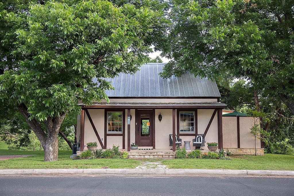 204 S Elk St Fredericksburg, TX 78624  | Single Family