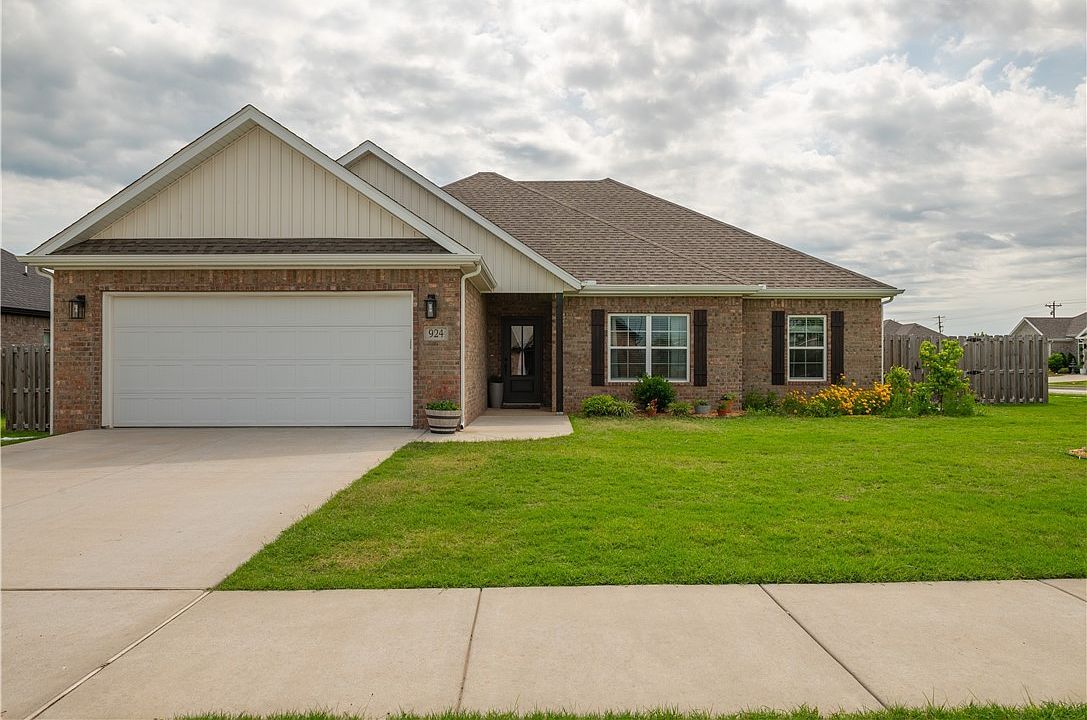 924 Laux Ln Pea Ridge, AR 72751  | Single Family