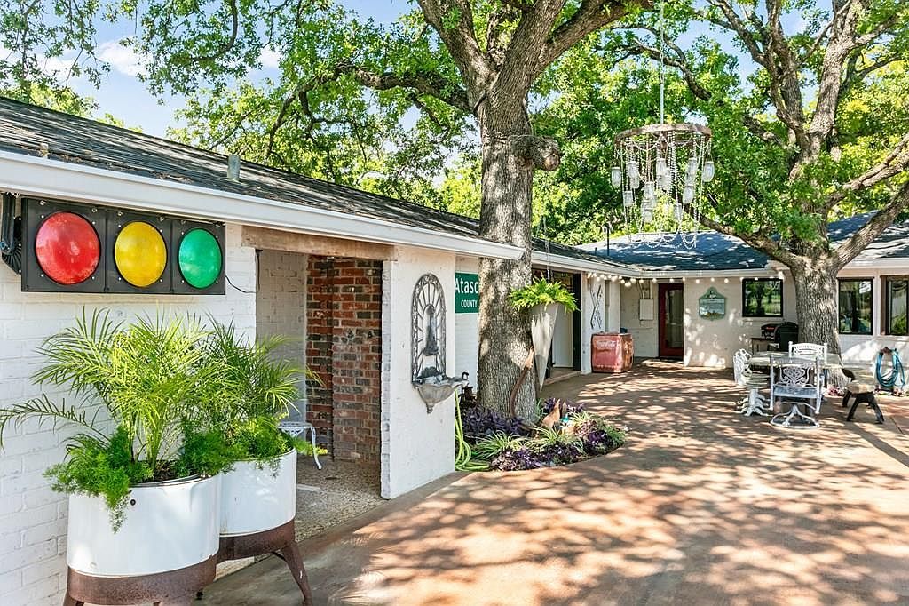 702 S Eagle St Fredericksburg, TX 78624 - Thumbnail 2