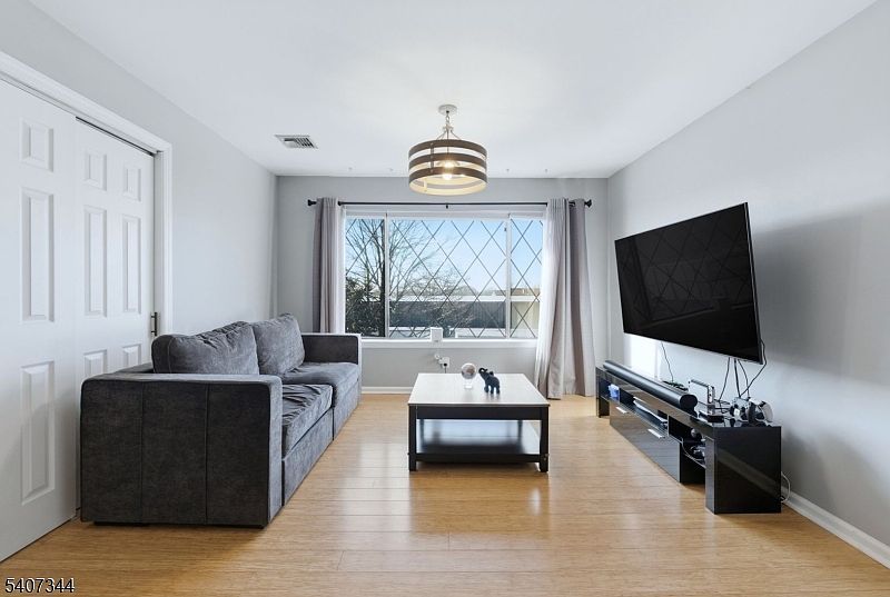 192 Burnett Ave APT 15 Maplewood, NJ 07040 - Thumbnail 2