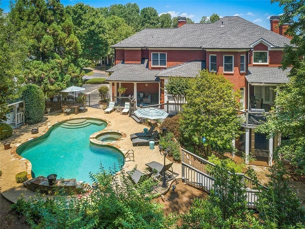 225 Farmbrooke Ct Sandy Springs, GA 30350 - Thumbnail 2