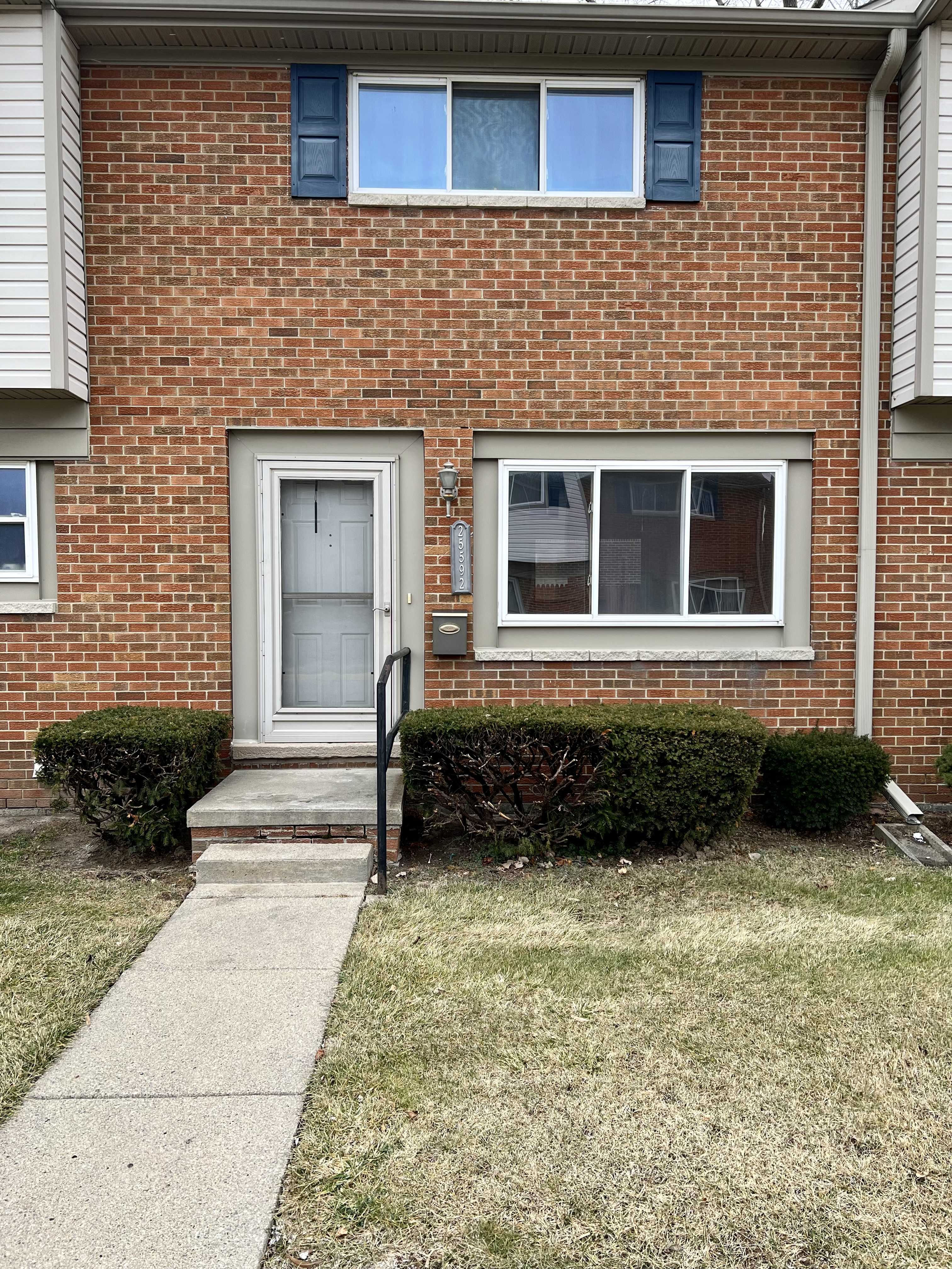 25592 Salem Street, Roseville, MI, USA | Condominium