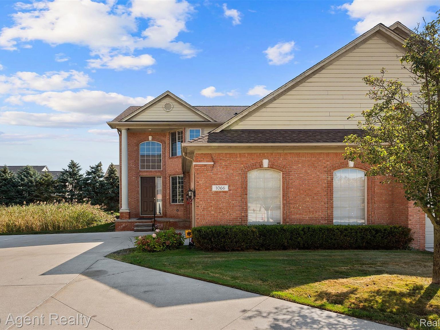 1066 Lorenzo Ct Troy, MI 48085 - Thumbnail 2