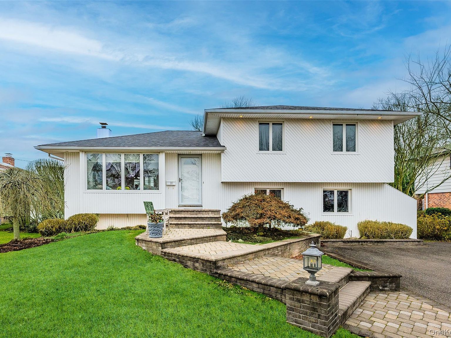 18 Roxbury Ave Plainview, NY 11803  | Single Family