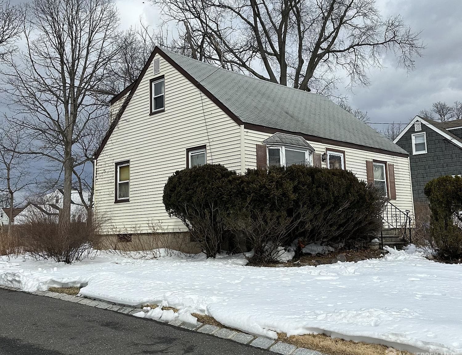 154 Oak Manor Pkwy South Plainfield, NJ 07080 - Thumbnail 2