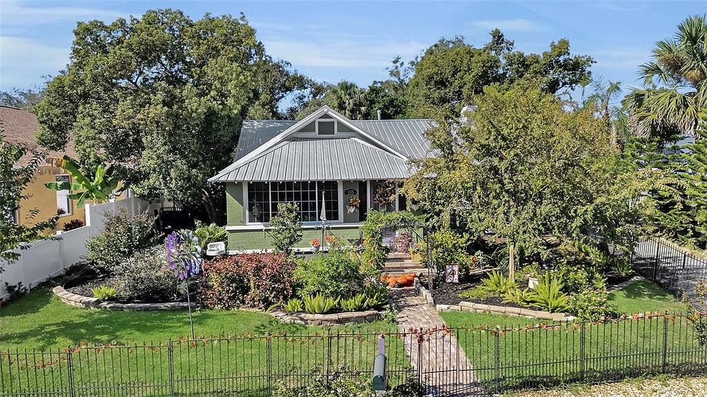 335 N Simpson St Mount Dora, FL 32757 - Thumbnail 2