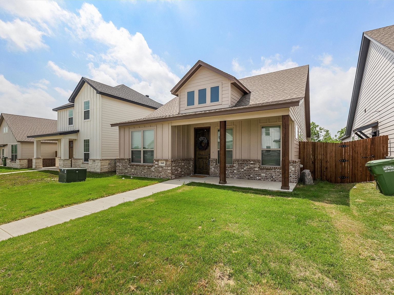 641 The Cottages Dr Godley, TX 76044 - Thumbnail 2