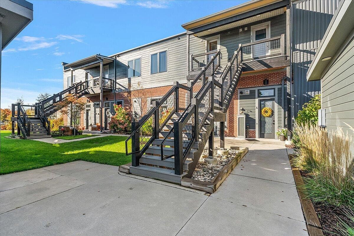 220 King St #10 Lowell, MI 49331 - Thumbnail 2