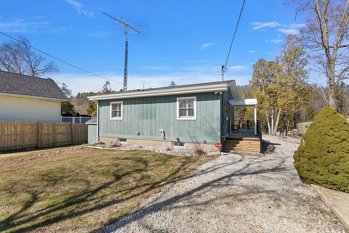 6185 E Dave St Newaygo, MI 49337 - Thumbnail 2