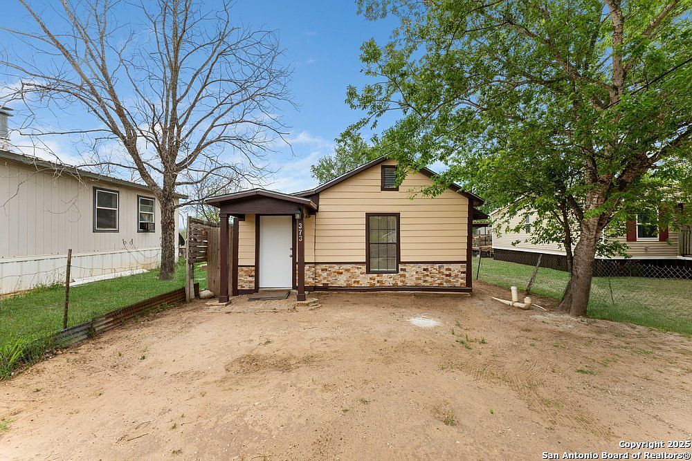 373 Avenue I Poteet, TX 78065 - Thumbnail 2