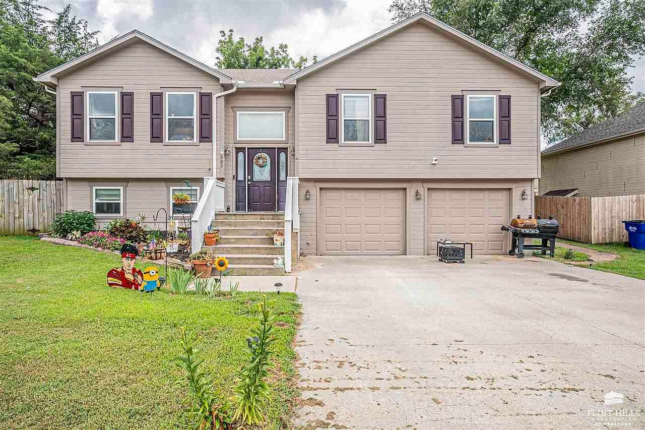 605 W Pine St Junction City, KS 66441 - Thumbnail 2