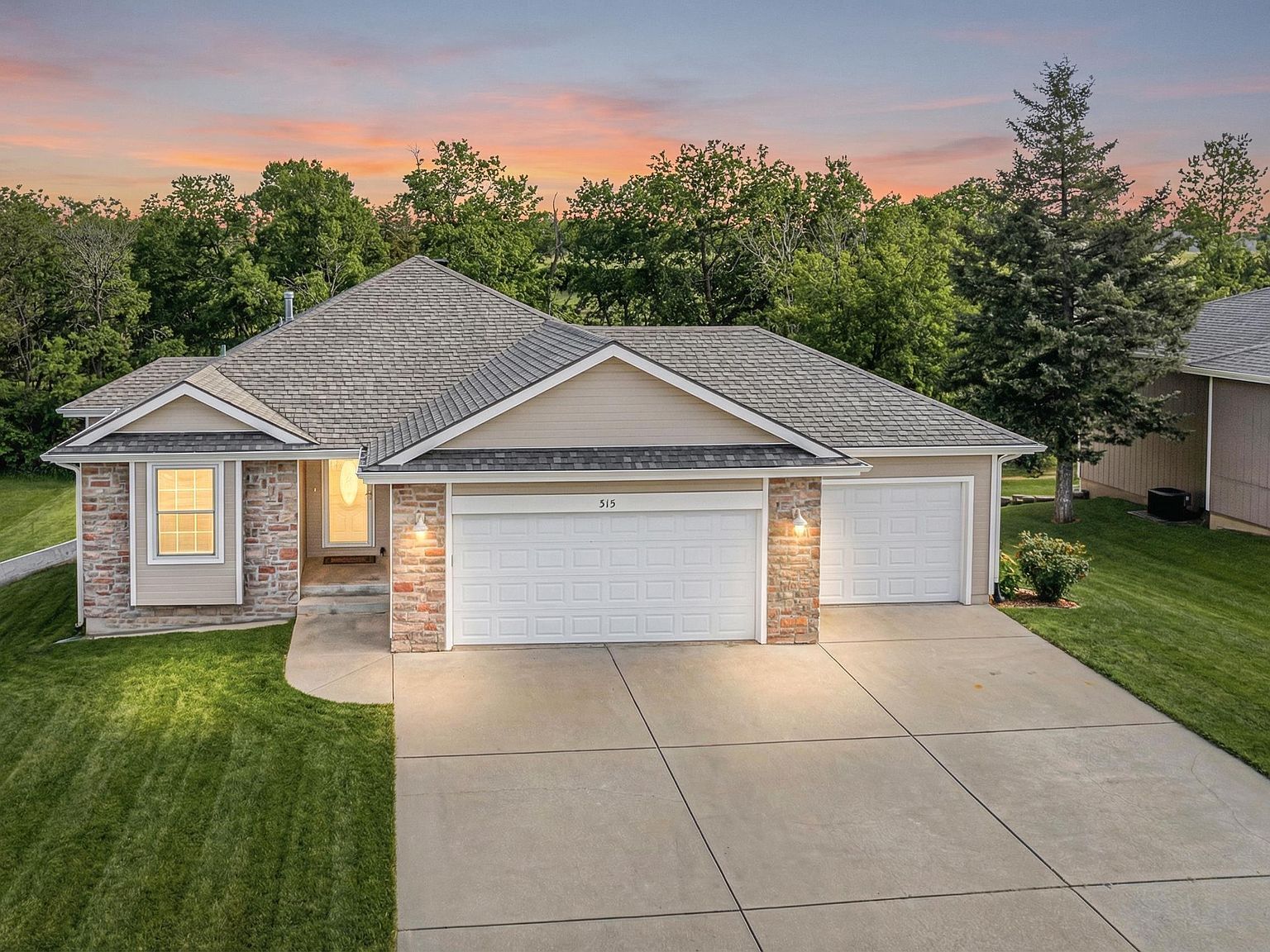 313 Caroline Ct Junction City, KS 66441 - Thumbnail 2