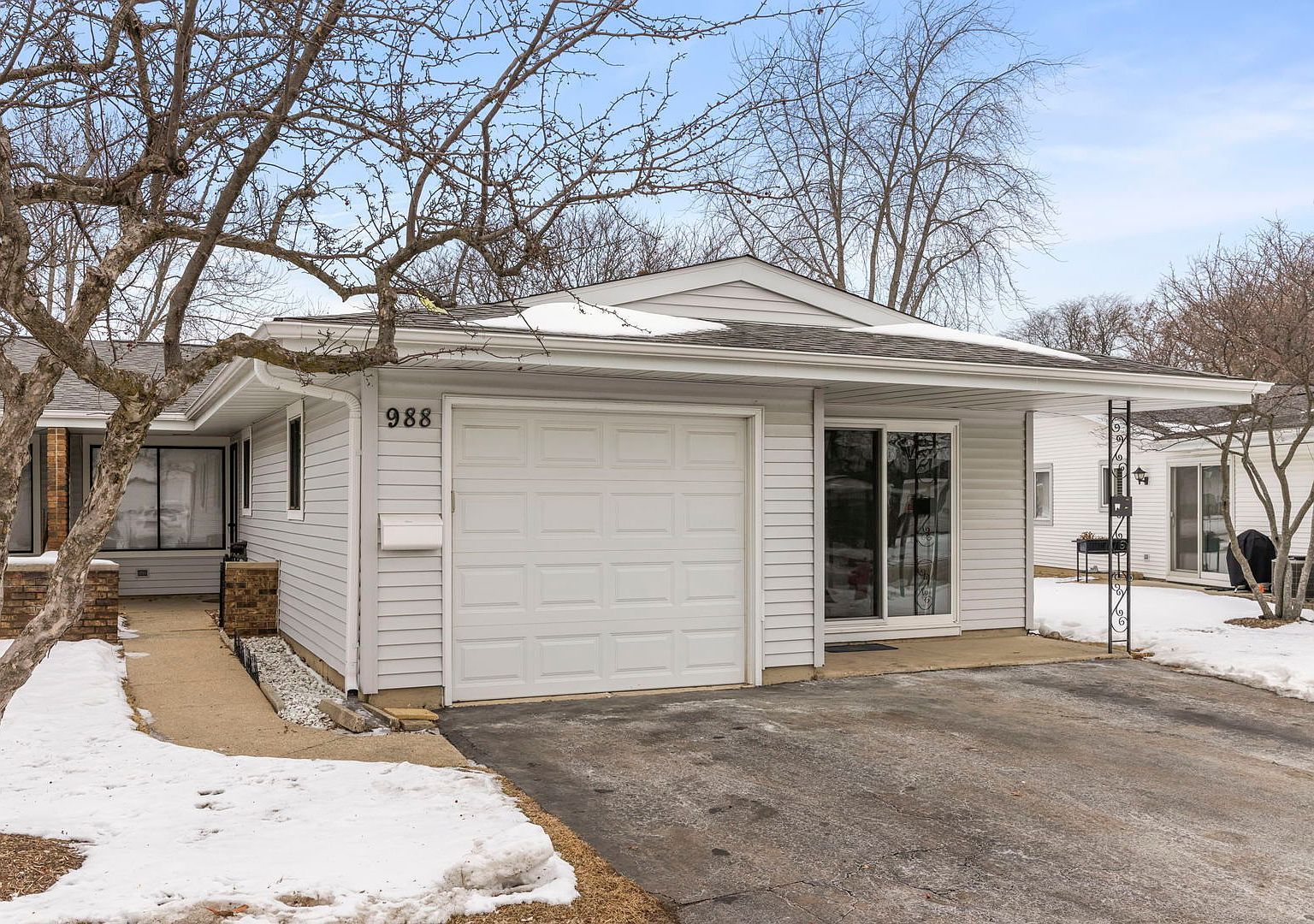 988 Chelsea Ln Schaumburg, IL 60193 - Thumbnail 2
