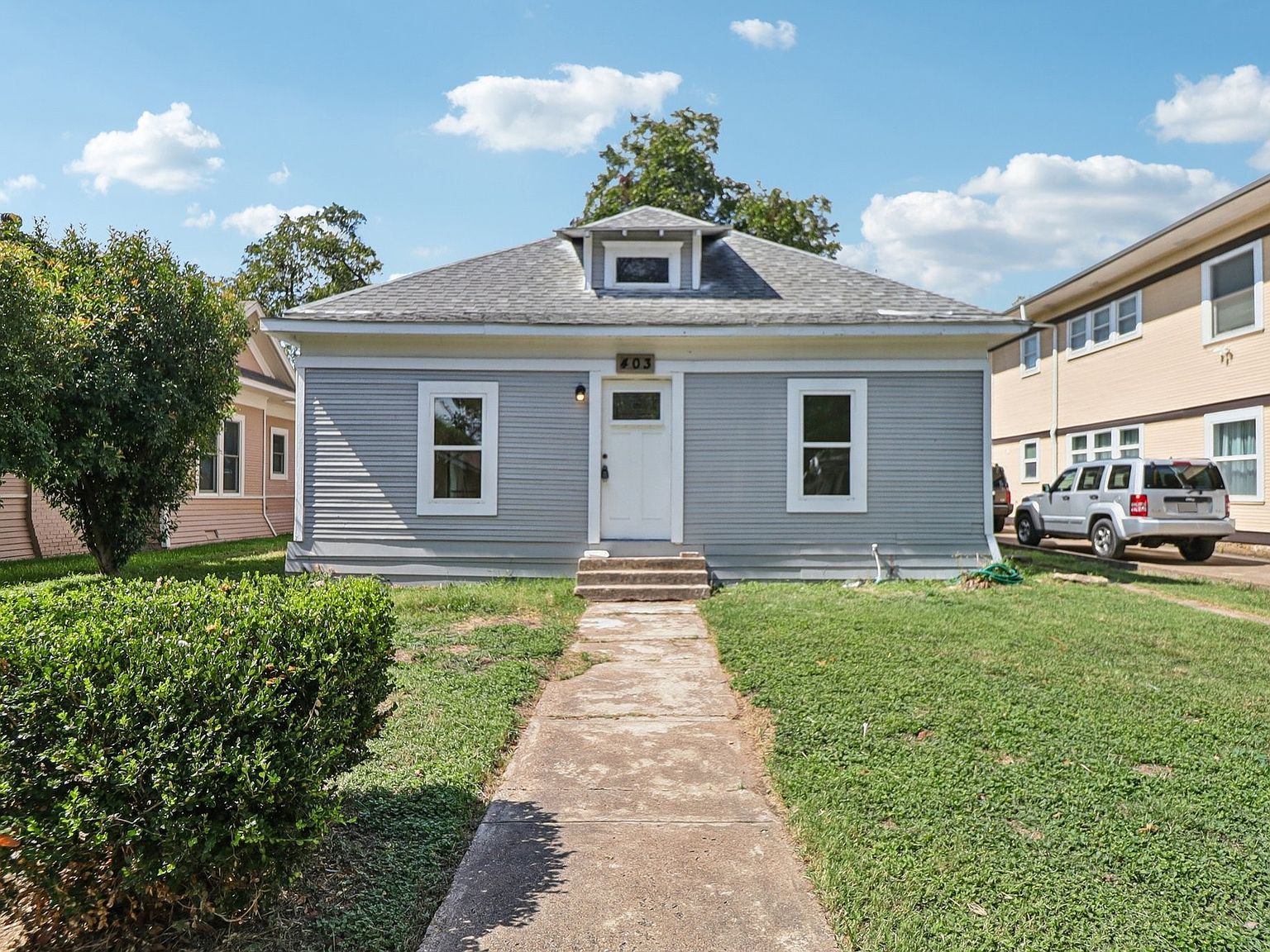 403 S Willomet Ave Dallas, TX 75208 - Thumbnail 2