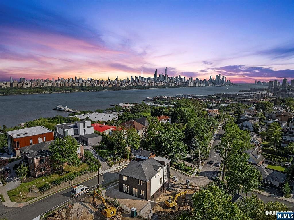 61 Edgewater Rd Cliffside Park, NJ 07010 - Thumbnail 2