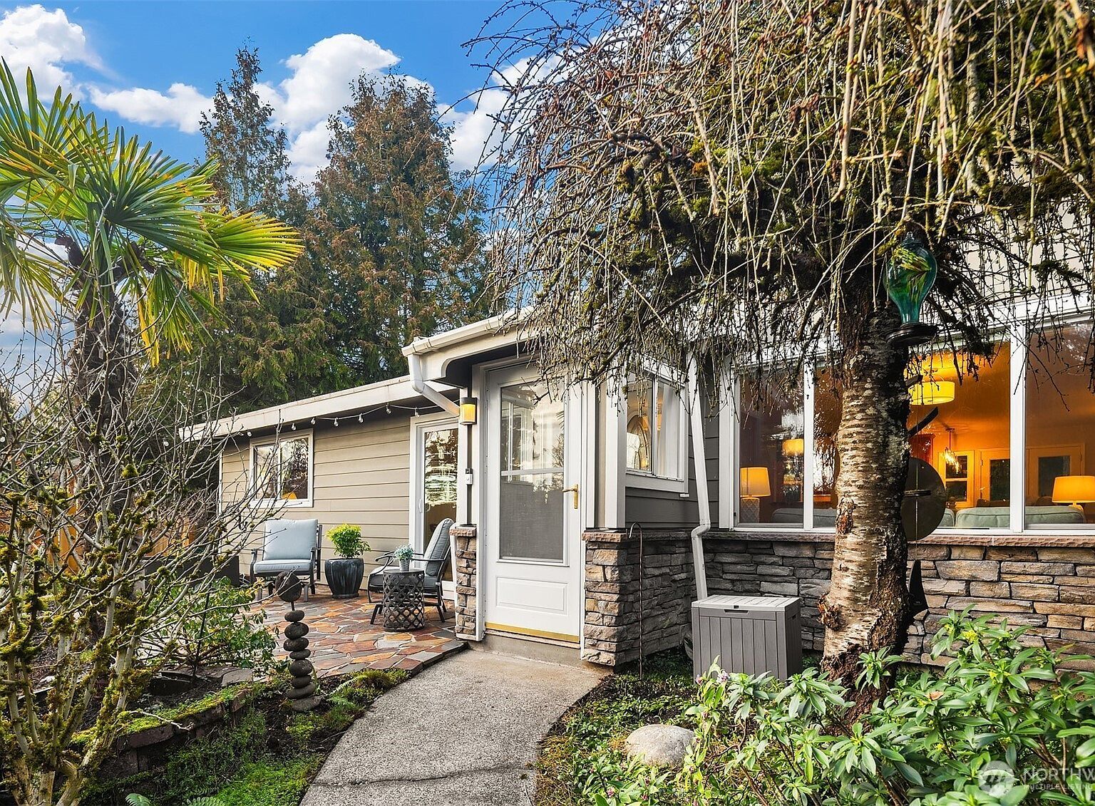 16042 Lake Hills Blvd Bellevue, WA 98008 - Thumbnail 2