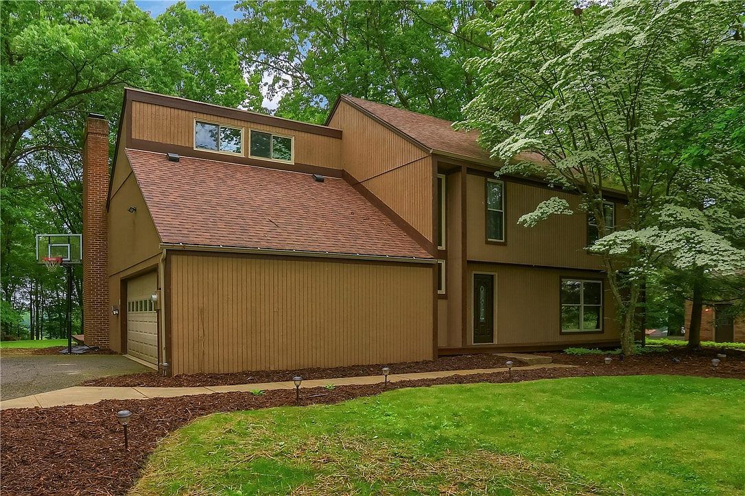 1259 Lakevue Dr Butler, PA 16002 - Thumbnail 2