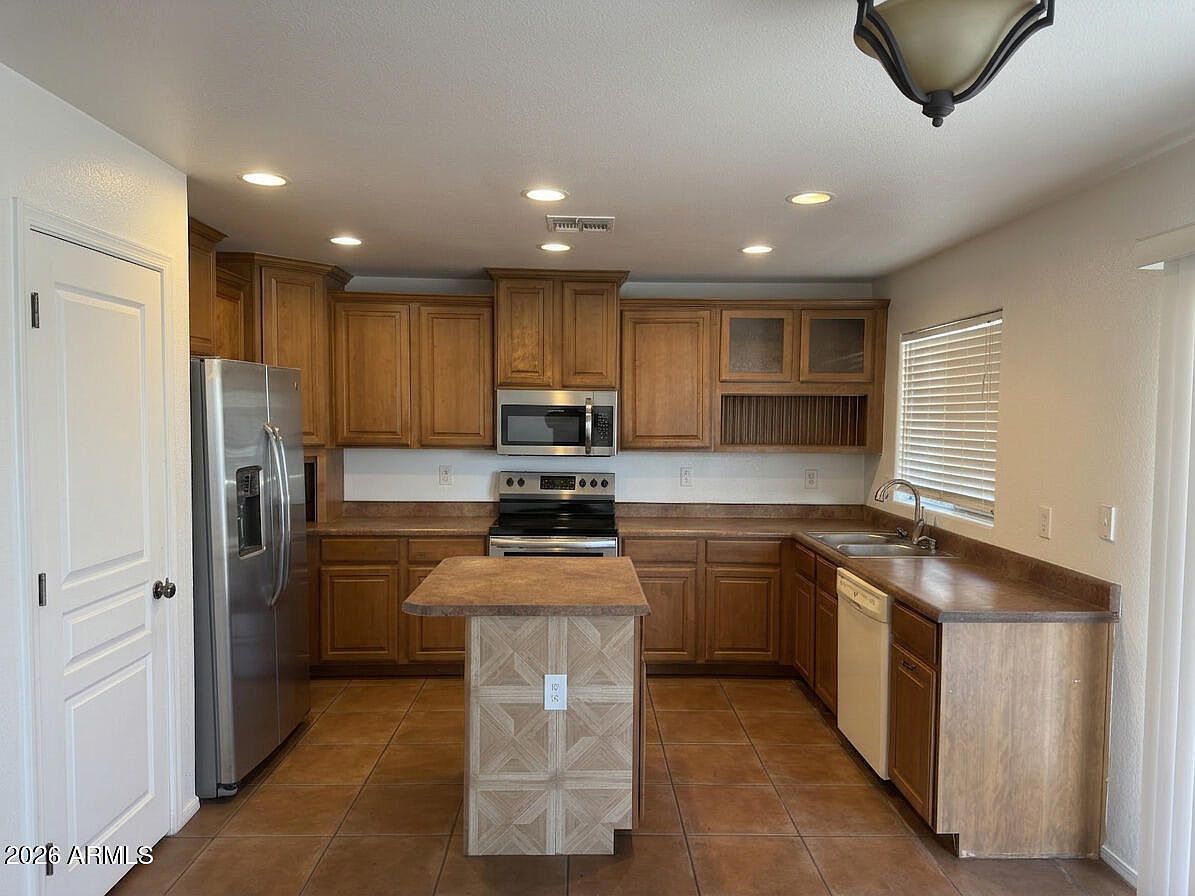 658 E Christopher St San Tan Valley, AZ 85140  | Single Family