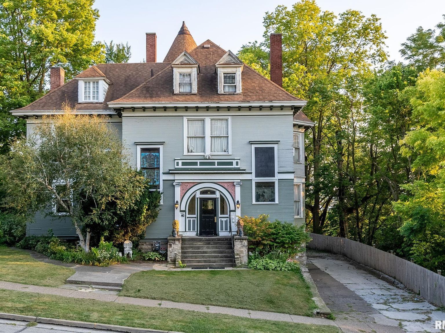 817 W 7th St Davenport, IA 52802 - Thumbnail 2