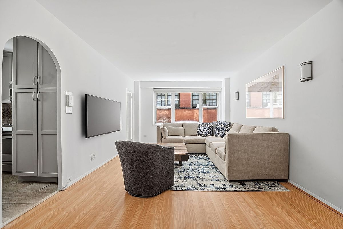 400 E 77th St APT 3E New York, NY 10075, 10075