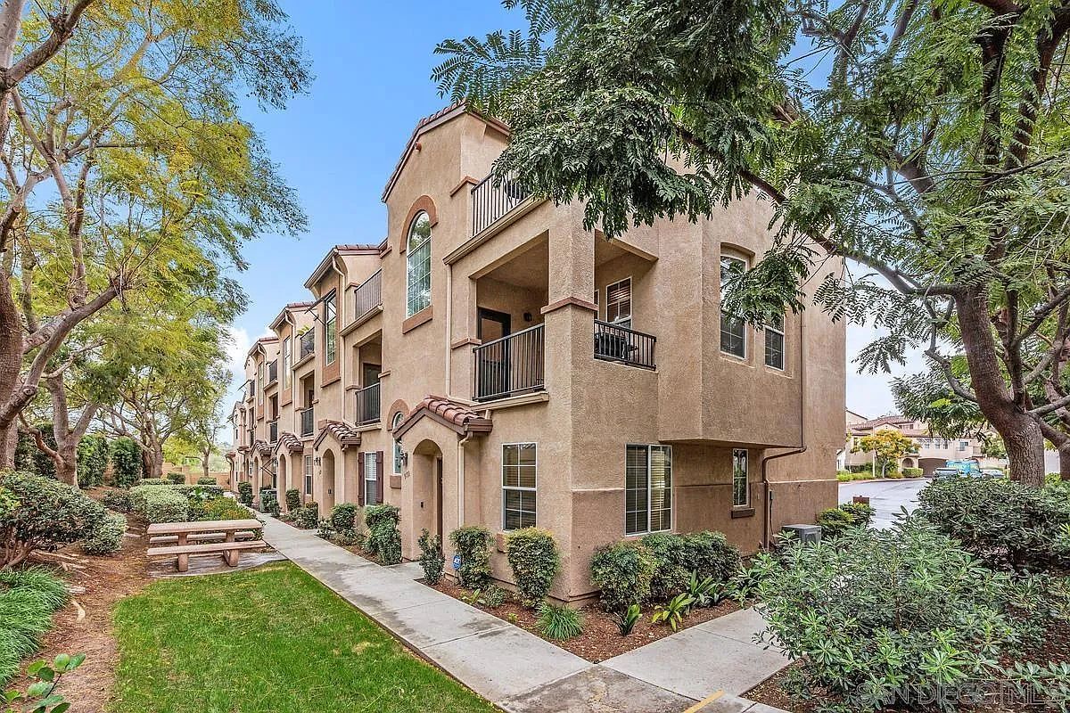 3133 Via Puerta Carlsbad, CA 92009 - Thumbnail 2