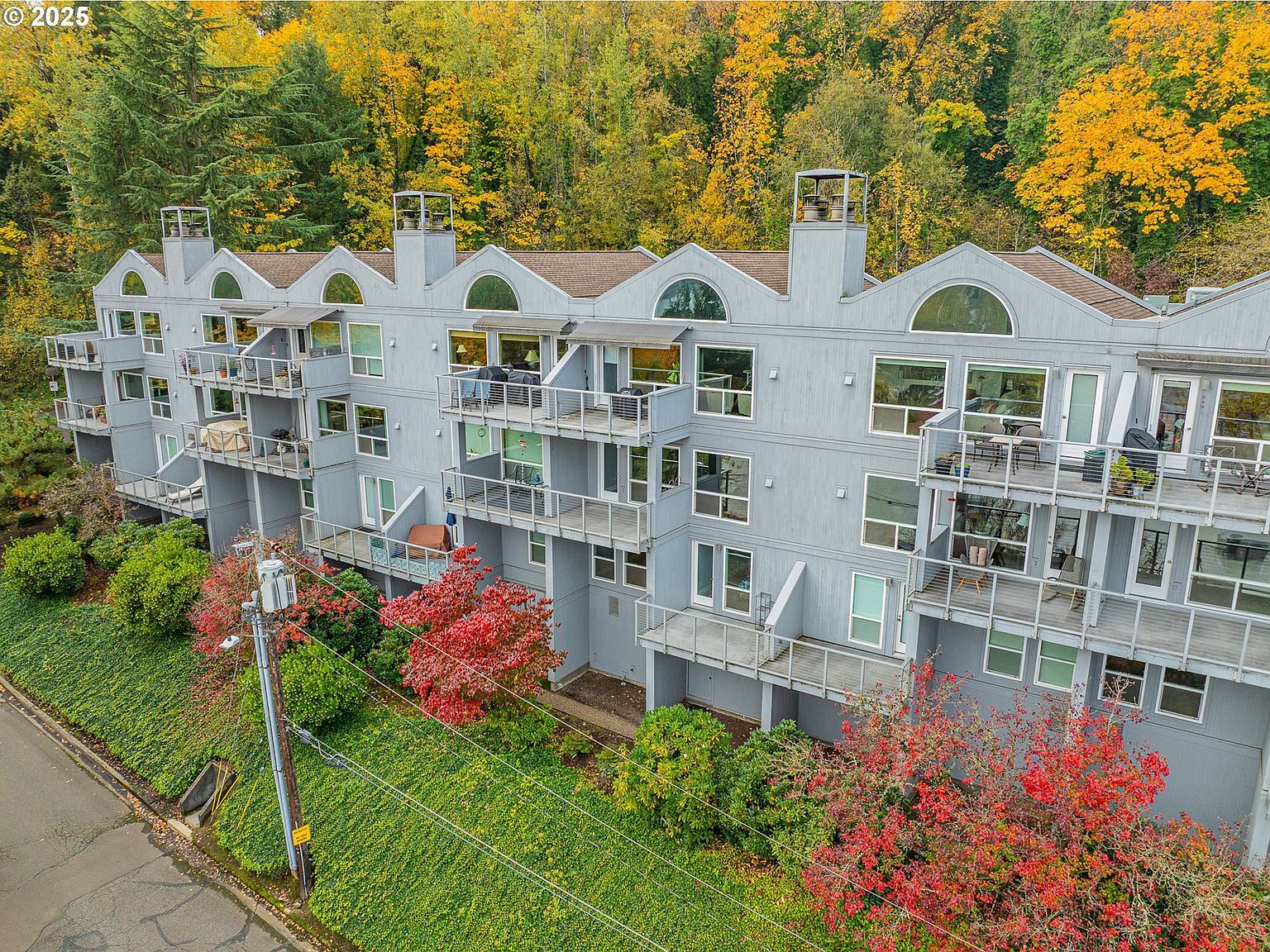 5425 SW View Point Ter Portland, OR 97239 - Thumbnail 2