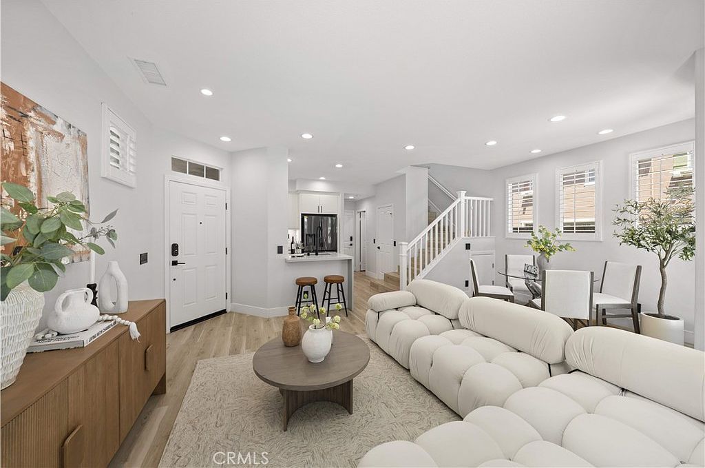 328 Flyers Ln Tustin, CA 92782  | Condominium