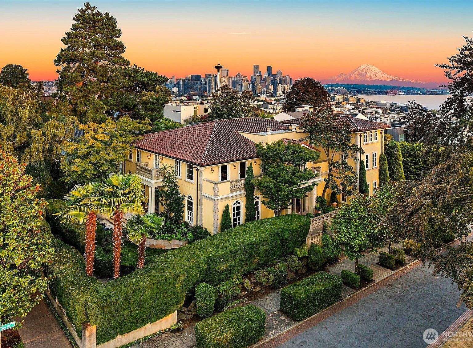 623 W Highland Dr Seattle, WA 98119 - Thumbnail 2