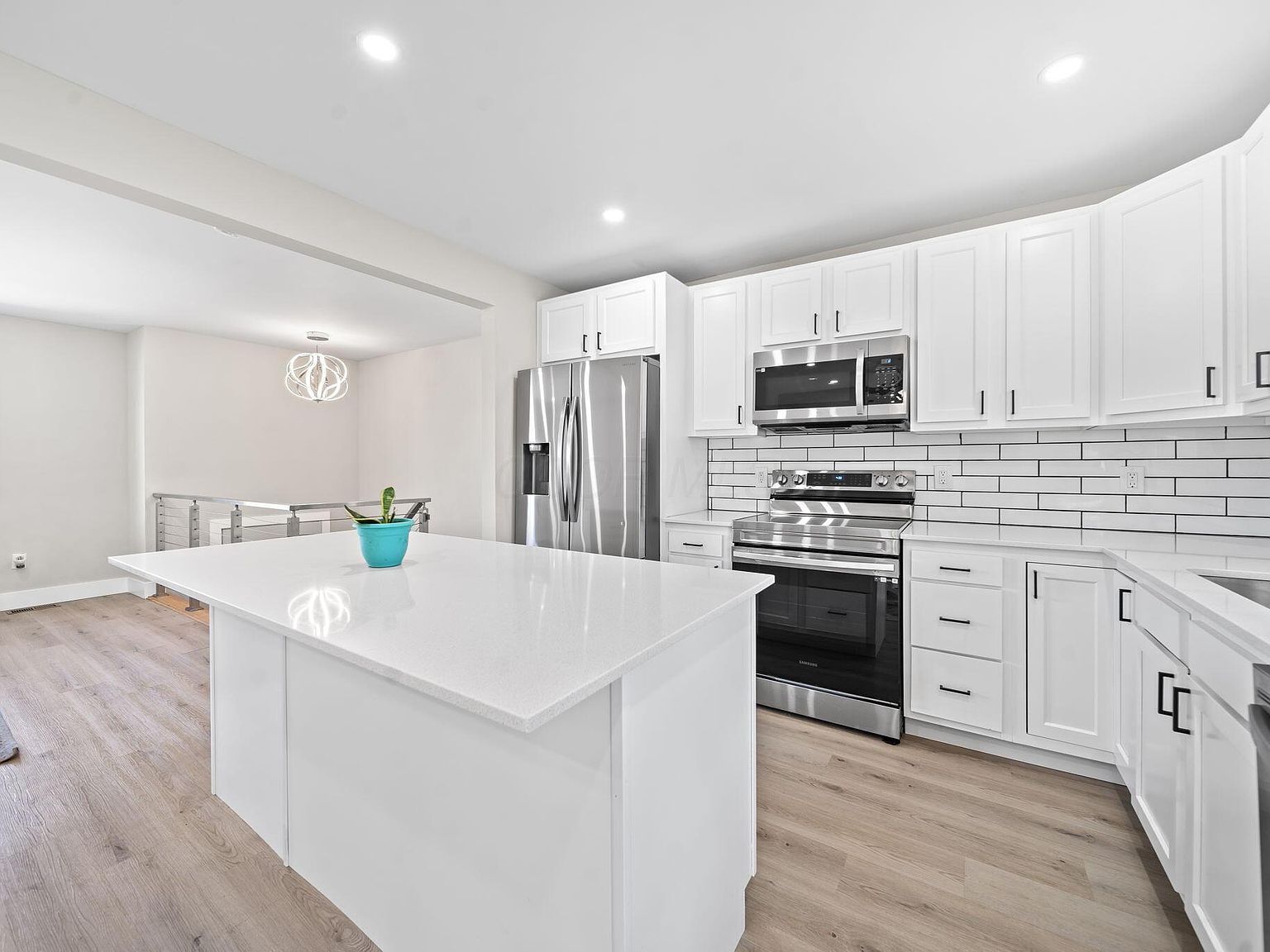 299 Lombard Rd Columbus, OH 43228 - Thumbnail 2