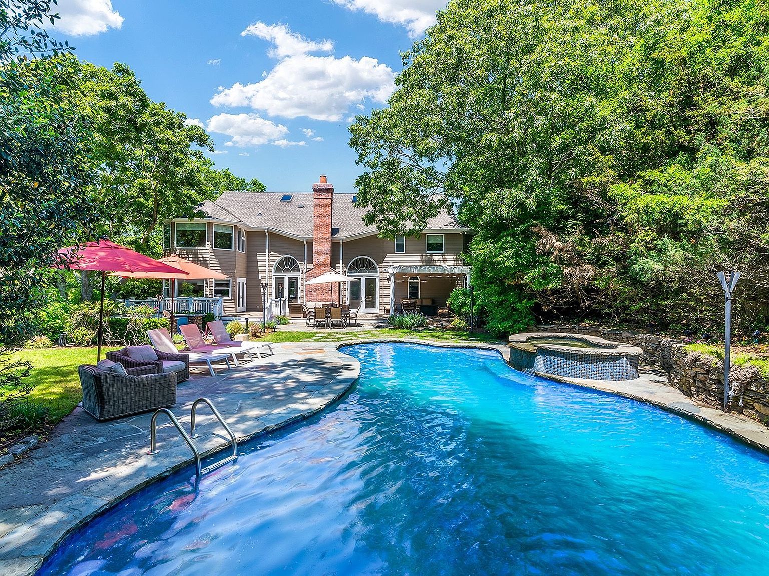 98 Spring Pond Ln Southampton, NY 11968 - Thumbnail 2