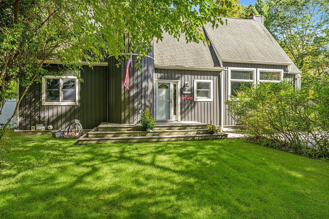 107 Spinney Rd East Quogue, NY 11942 - Thumbnail 2