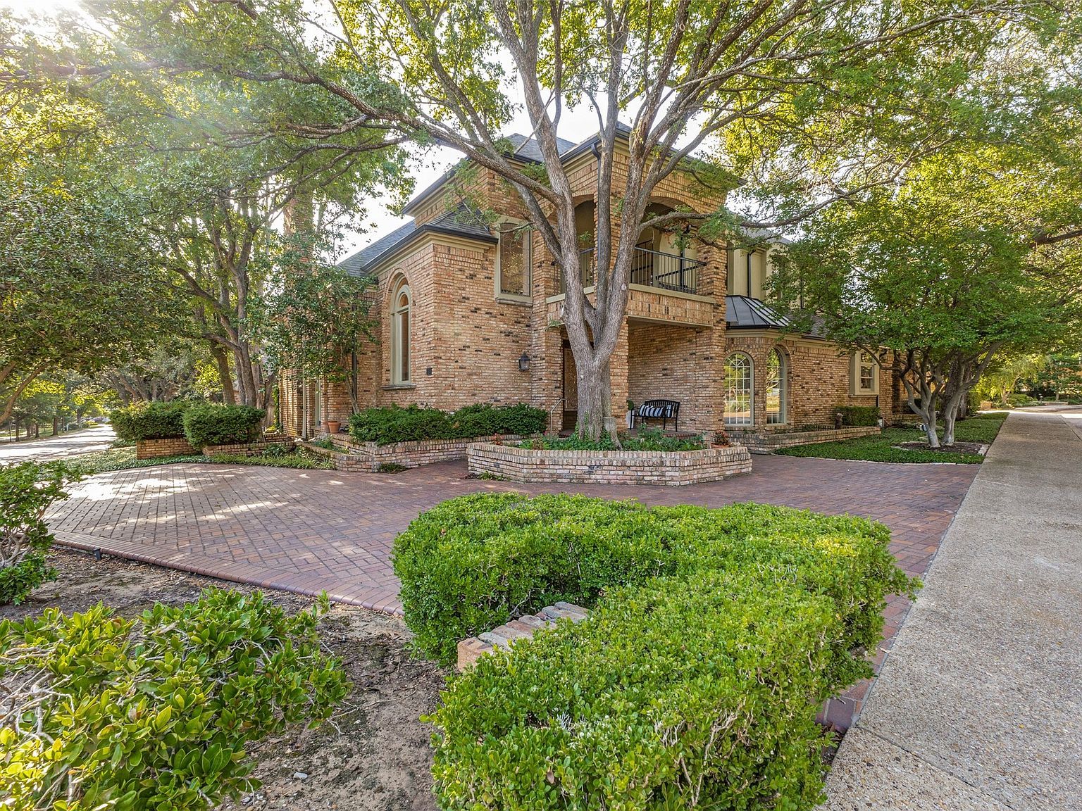 7740 Glen Albens Cir Dallas, TX 75225 - Thumbnail 2