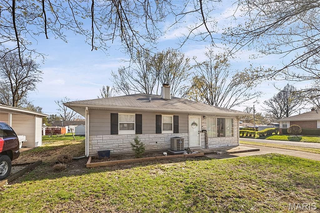 4008 S Park Dr Belleville, IL 62226  | Single Family