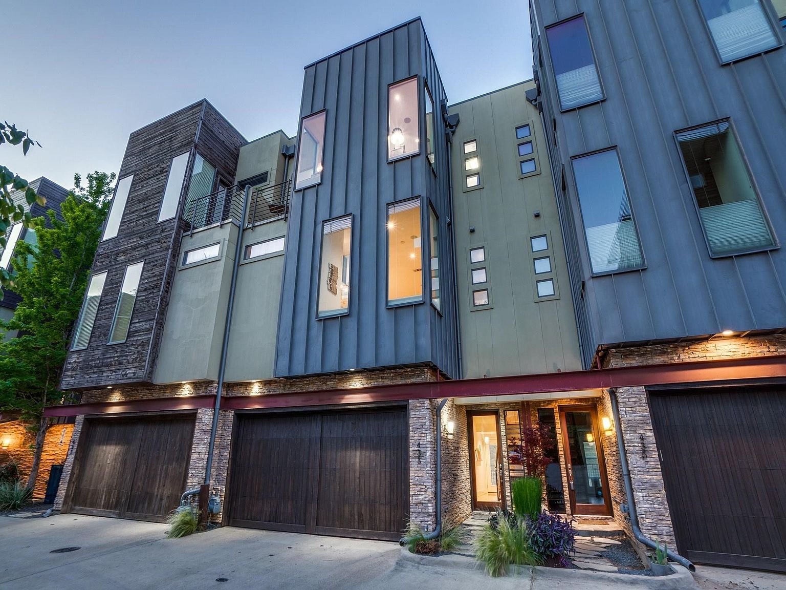 433 Trinity River Cir Dallas, TX 75203 - Thumbnail 2