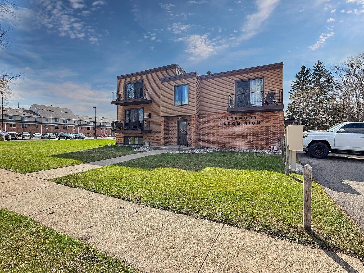 1225 7th St S APT 4 Moorhead, MN 56560, 56560