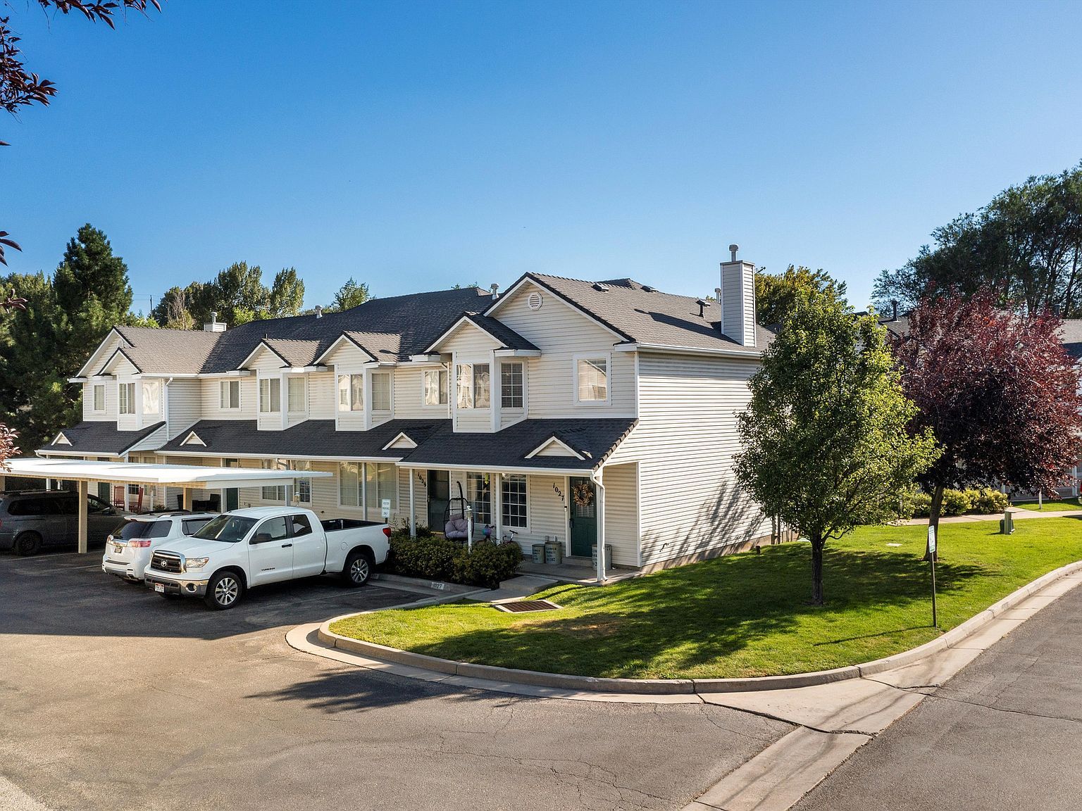 1027 E Sara Ln S Ogden, UT 84404, 84404