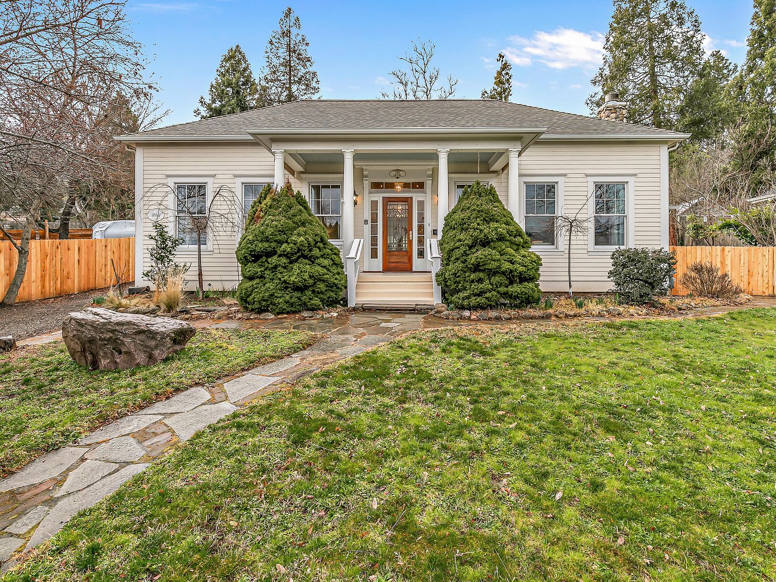 283 High St Ashland, OR 97520 - Thumbnail 2