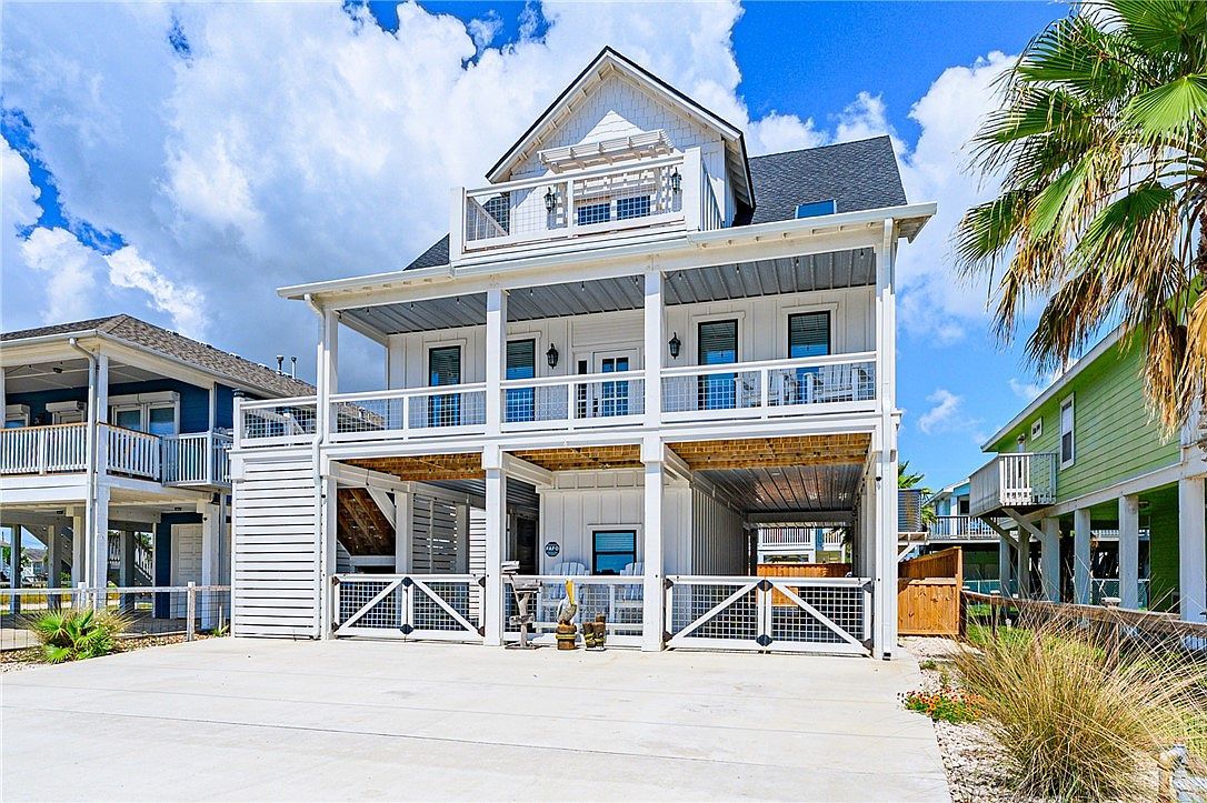 1227 S Magnolia St Rockport, TX 78382, 78382