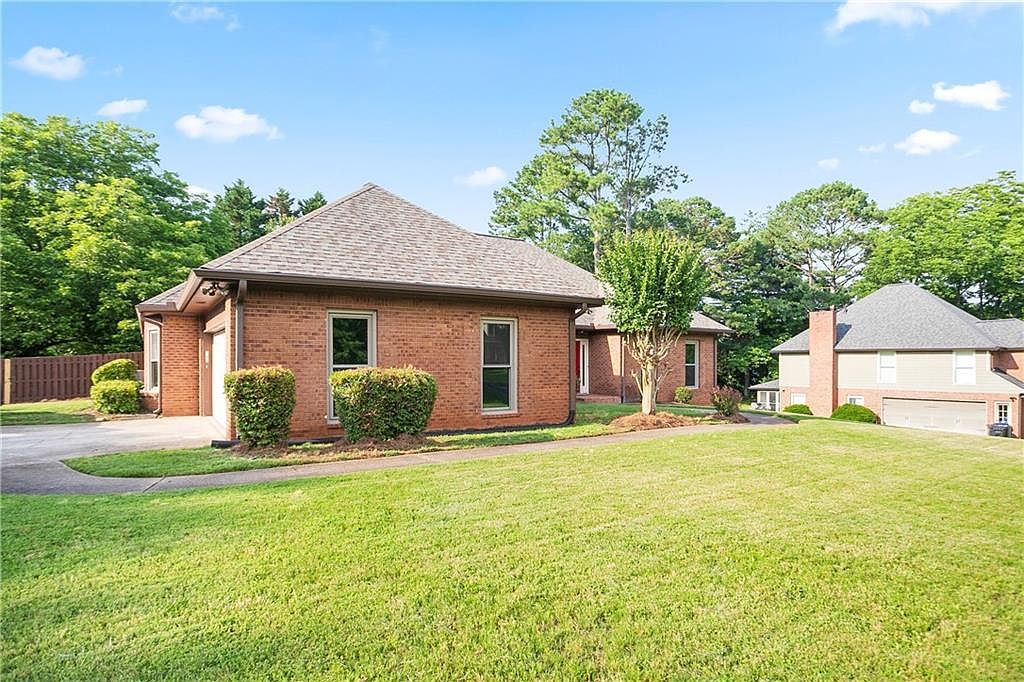 300 Saddle Creek Ln Roswell, GA 30076 - Thumbnail 2