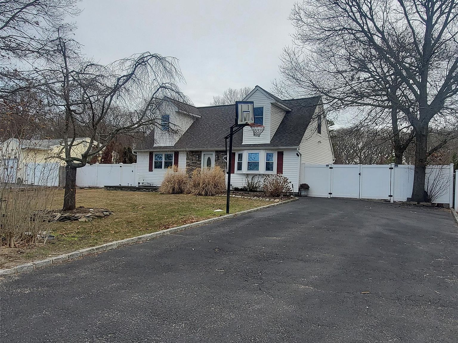 117 N Coleman Rd Centereach, NY 11720 - Thumbnail 2