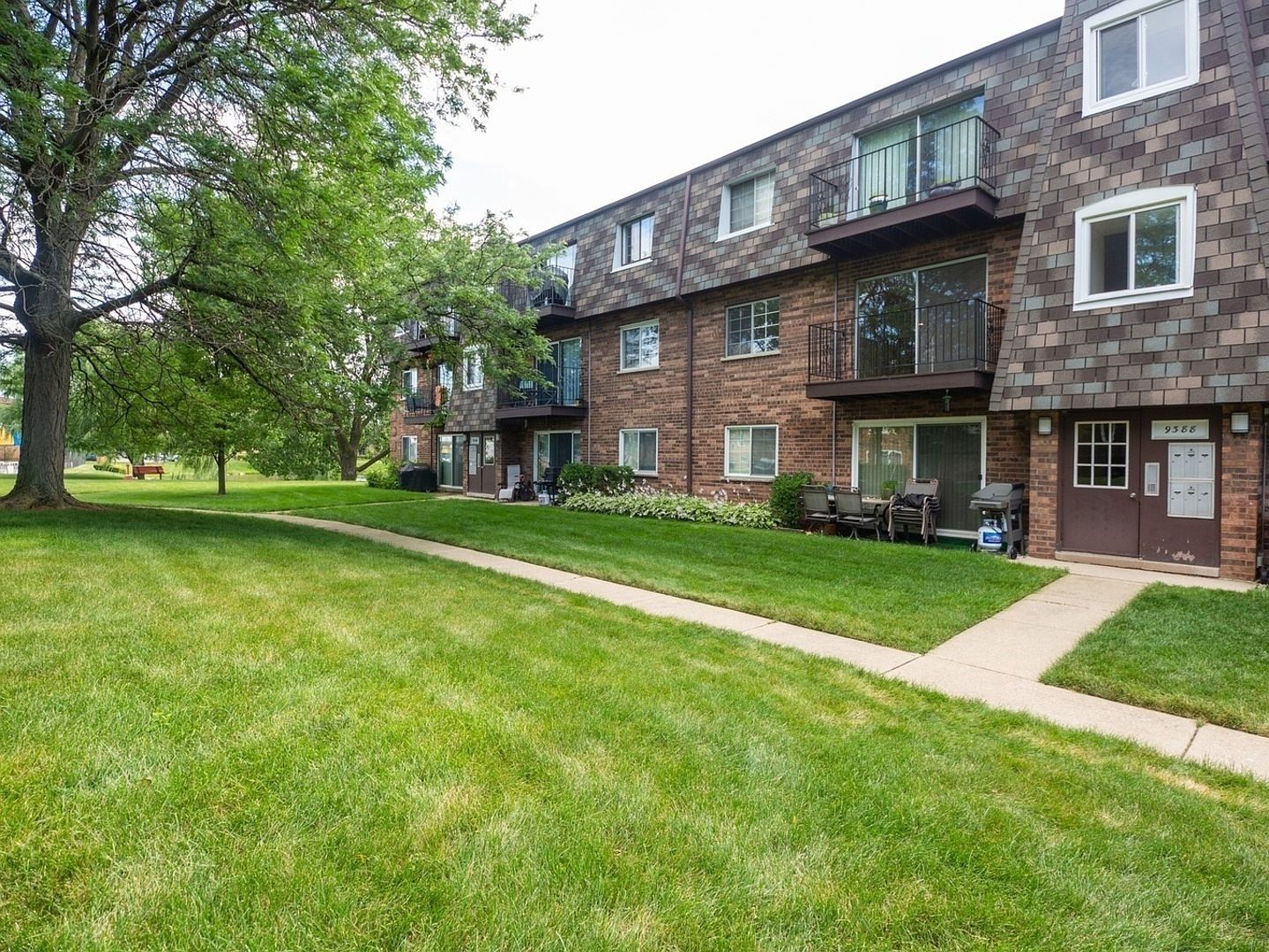 9388 Bay Colony Dr APT 2n Des Plaines, IL 60016 | Condominium