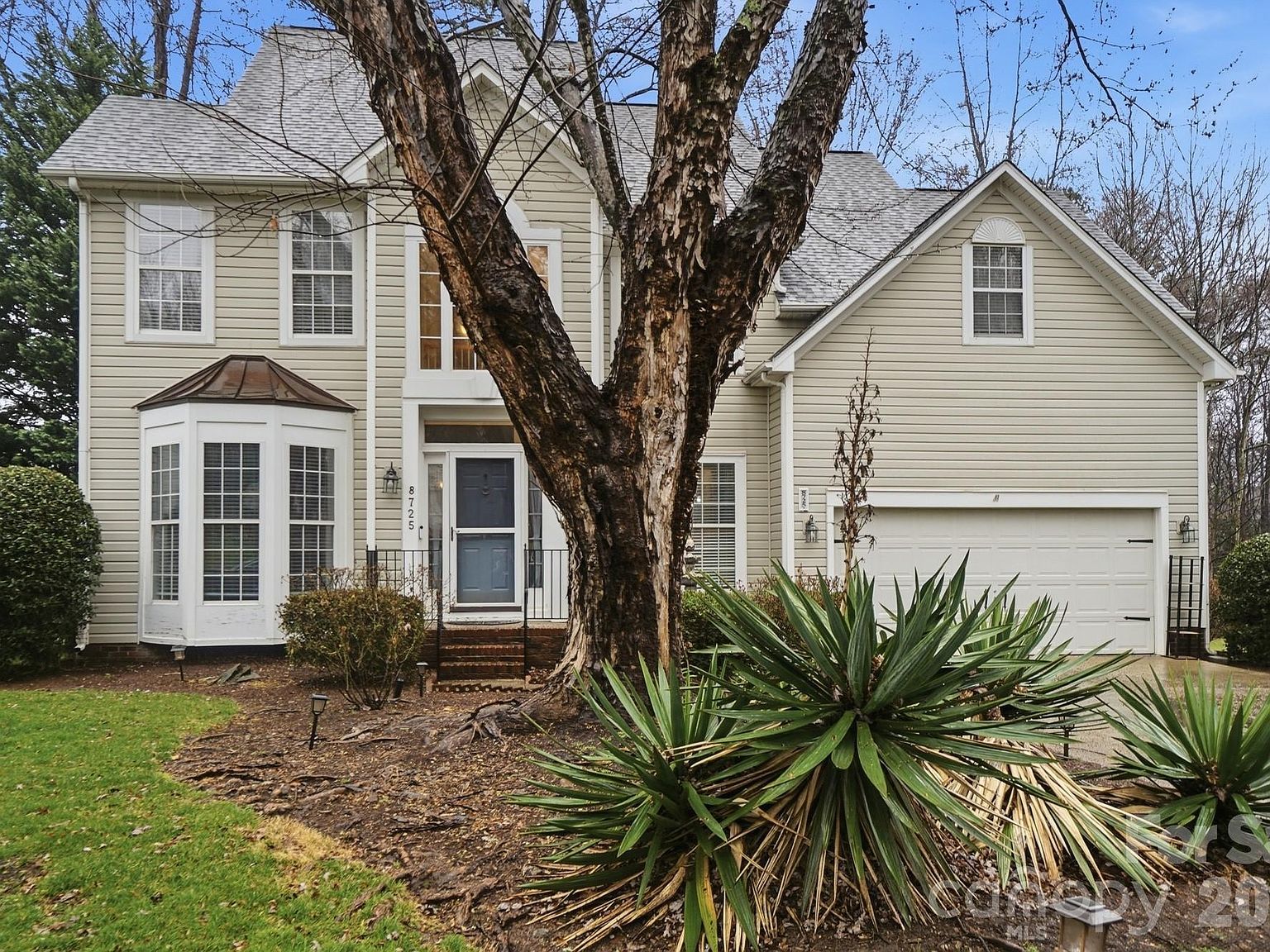 8725 Londonshire Dr Charlotte, NC 28216 - Thumbnail 2