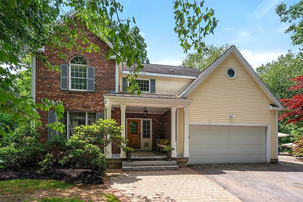 18 Wood St Southborough, MA 01772, 1772