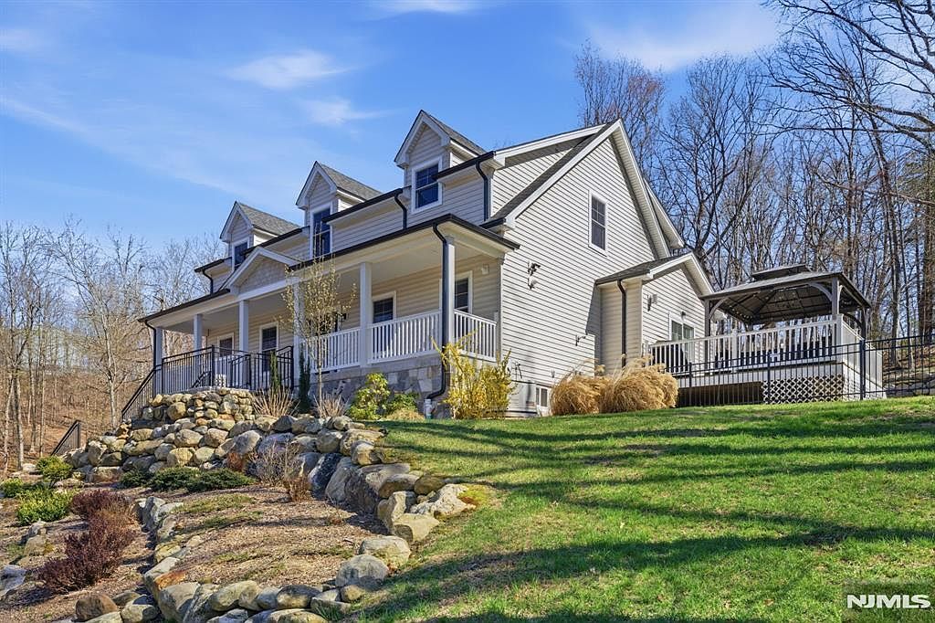 5 Laura Ln Oakland, NJ 07436  | Single Family