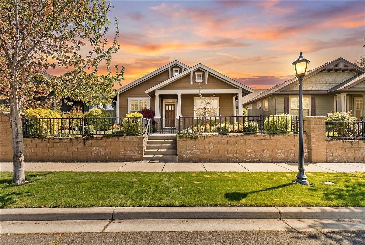 517 Windsong Way Medford, OR 97504  | Single Family