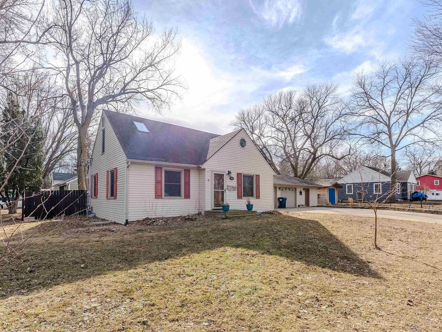 301 20th St Spirit Lake, IA 51360 - Thumbnail 2