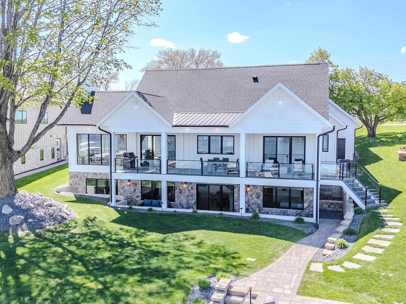 2720 Breezy Heights Dr Milford, IA 51351, 51351